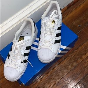 Size 7 black and white superstar adidas
